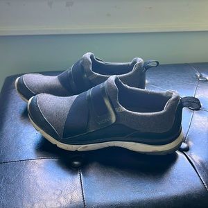 Vionic Velcro strap trainers